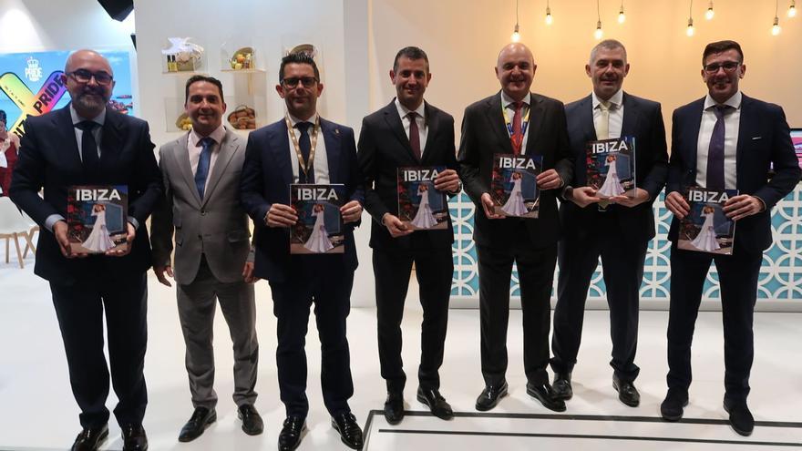 Los acaldes Vicent Roig, Rafa Triguero y Marcos Serra con Vicent Marí, presidente del Consell; Juan Miguel Costa, director insular de Turismo, y Miguel Tur, concejal de Turismo de Sant Antoni. | FOTOS DE JUAN SUÁREZ