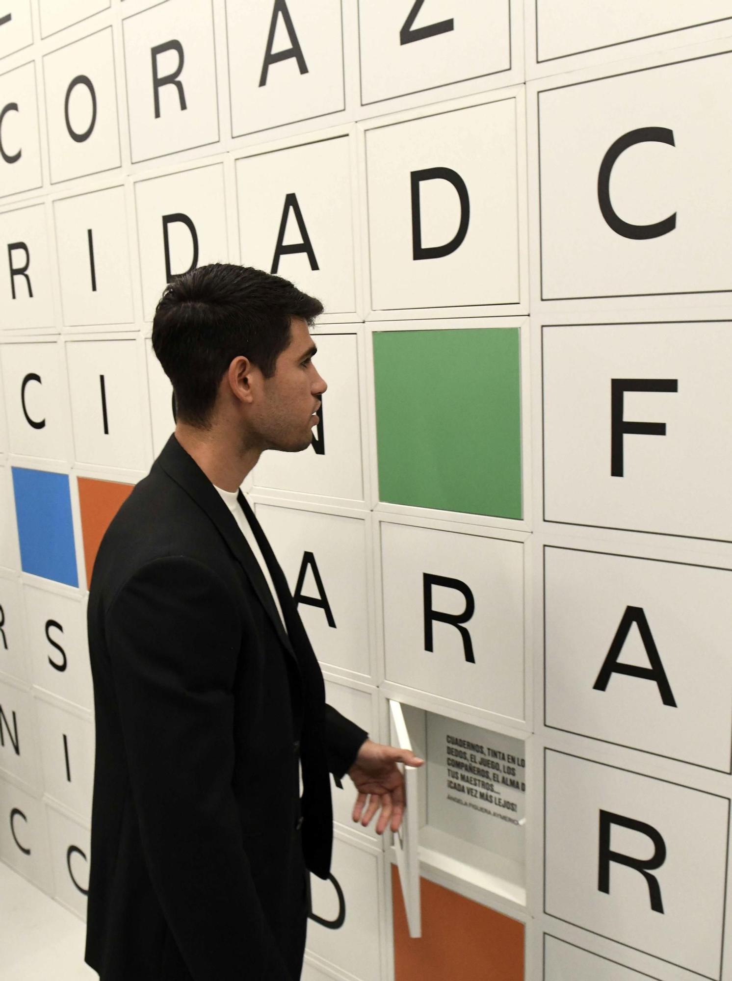 Así ha sido la inauguración de la exposición de Carlos Alcaraz en la Cárcel Vieja de Murcia