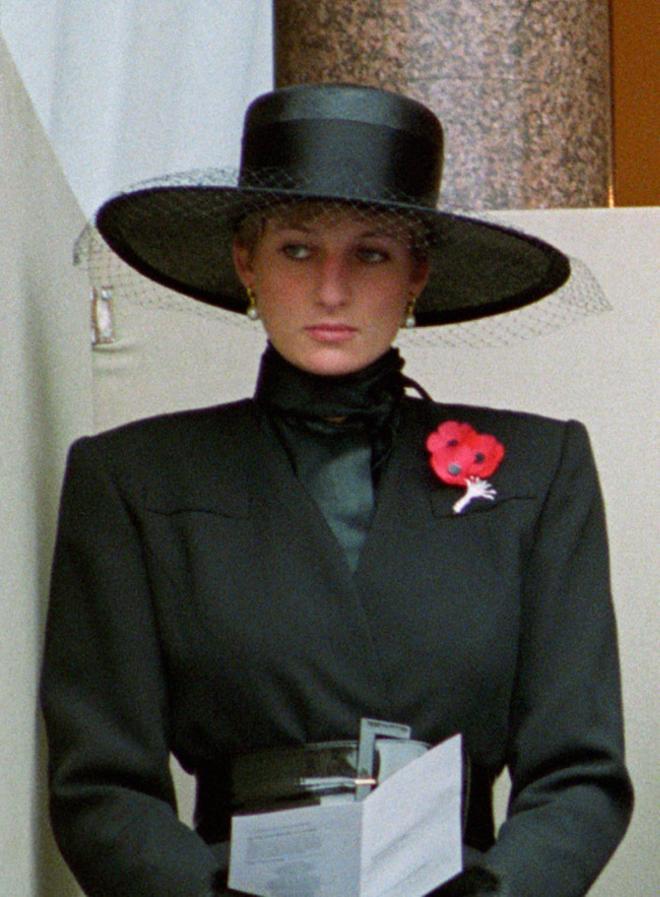 La princesa Diana de Gales con look negro y sombrero en el Día del Armisticio de 1991