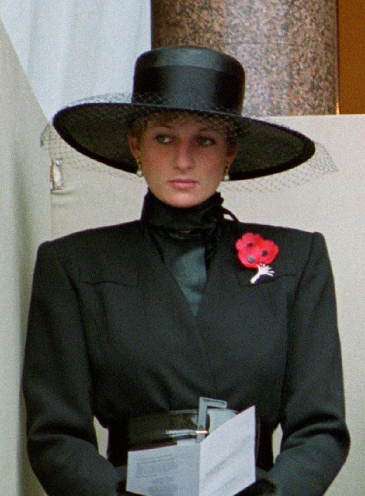 La princesa Diana de Gales con look negro y sombrero en el Día del Armisticio de 1991