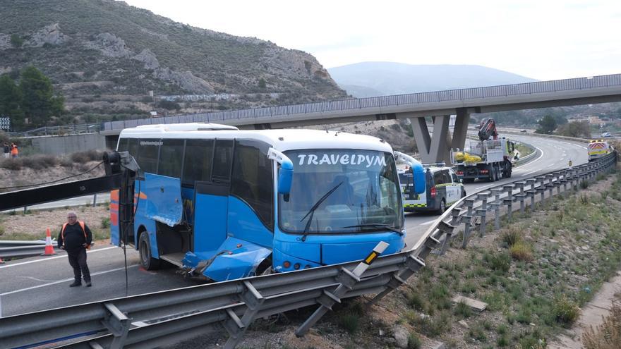 Reabierto el tráfico en la A-31 hacia Alicante tras retirar el autobús accidentado en Petrer