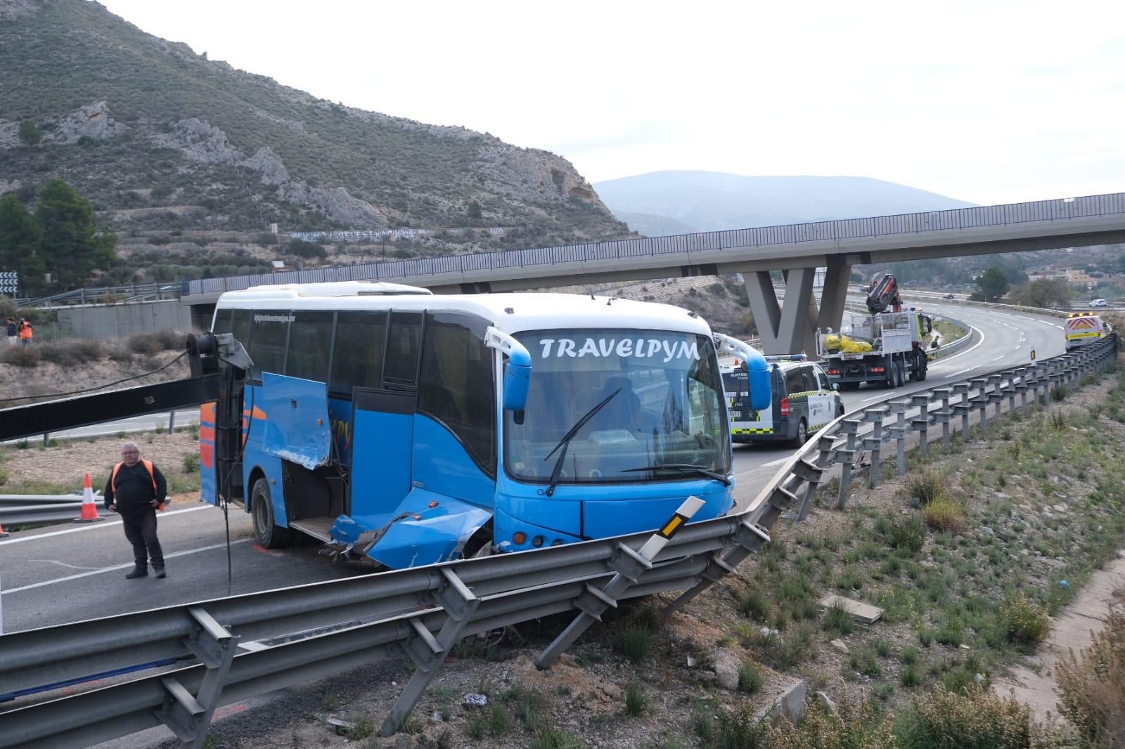 Un autobús invade el sentido contrario en la A31 a la altura del polígono Les Pedreres de Petrer