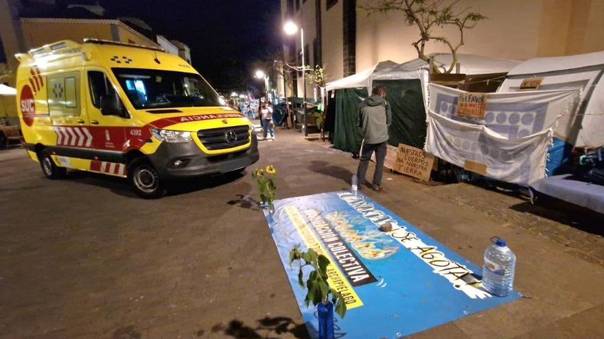 Una ambulancia atiende a unas de las personas que hacían huelga de hambre en La Laguna