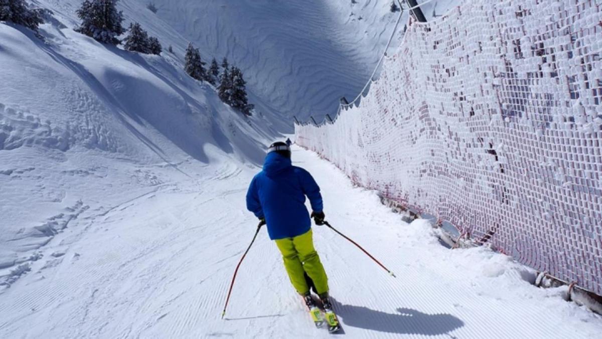 Un esquiador per una pista amb neu nova aquesta setmana a l’estació de Masella | MASELLA