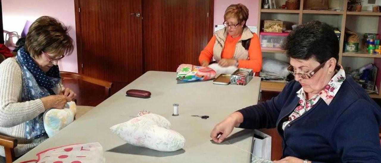 Tres mujeres en plena confección de los almohadones.