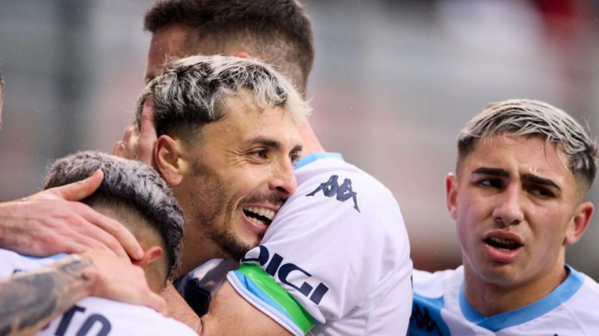Ximo Navarro se abraza a sus compañeros tras marcarle al Eibar. | LaLiga