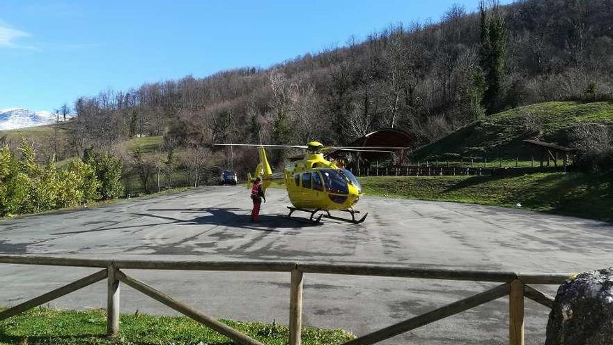 Una patrulla de la Guardia Civil y el helicóptero del Grupo de Rescate del SEPA, en el área del Mansu, a unos 50 metros de la casa de la víctima.