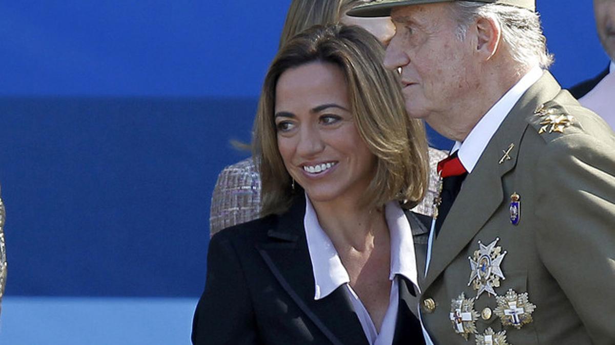 Carme Chacón, entonces ministra de Defensa, junto al Rey, durante el desfile de las fuerzas armadas, en octubre del 2011.