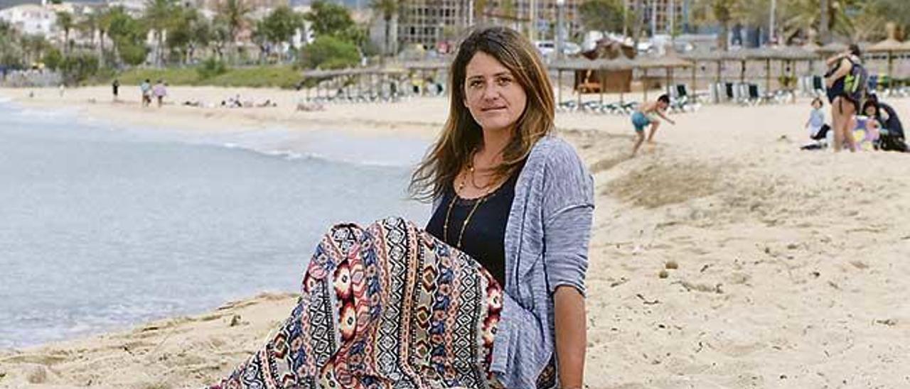 Aina Pastor en la playa de Can Pere Antoni, de la que ha denunciado su mal estado varias veces.