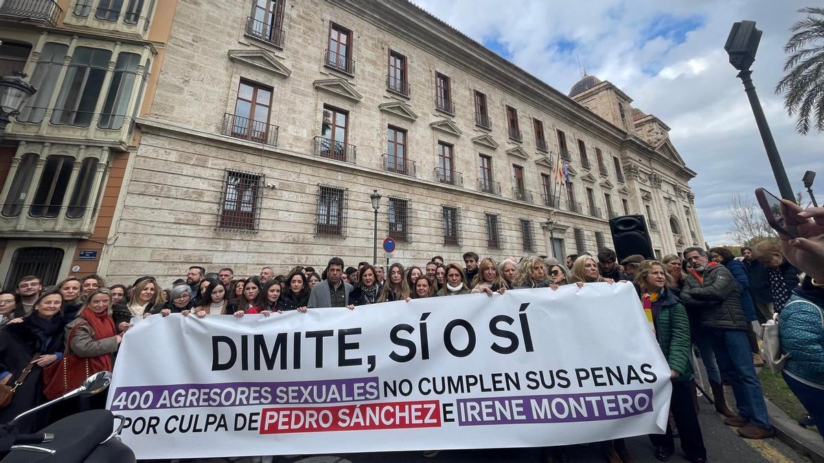 Asistentes a la concentración convocada por el PP en la Plaza del Temple de València