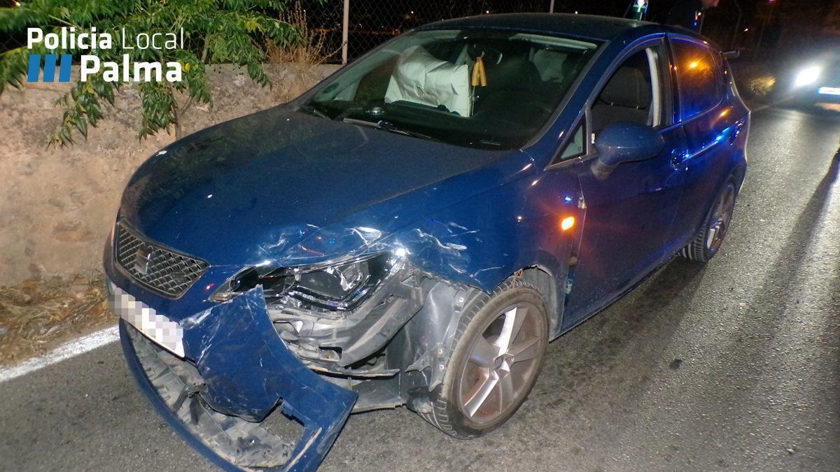 Estado en el que quedó uno de los coches implicados en el choque entre dos turismos en Palma.