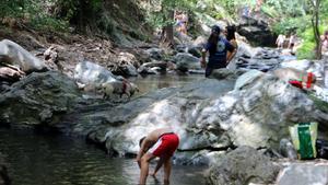 Visitants del Montseny se salten la prohibició de banyar-se en rierols i basses