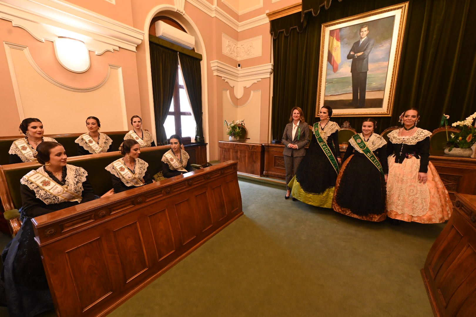 Galería de imágenes: Recepción de las reinas de los pueblos en el Ayuntamiento de Castelló