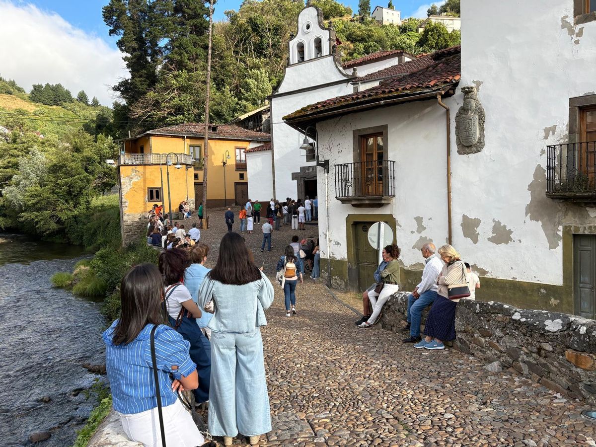 Feligreses escuchando la novena en el exterior de la capilla.