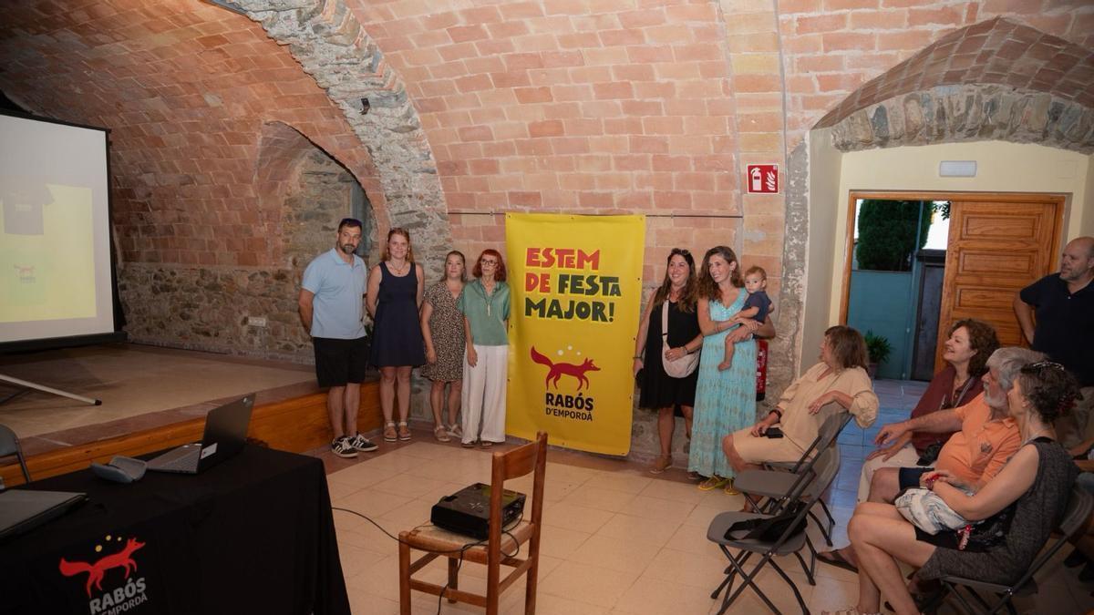 Mònica Campdepadròs, a l'esquerra del cartell, amb l'alcaldessa i altres regidors, durant l'acte de presentació.