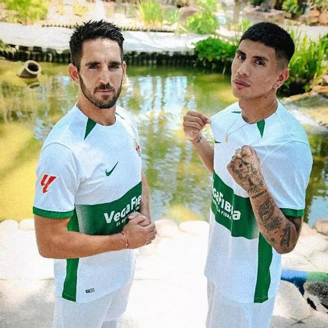 Una franja verde completa y un guiño a la Palmera Imperial en la nueva camiseta del Elche CF