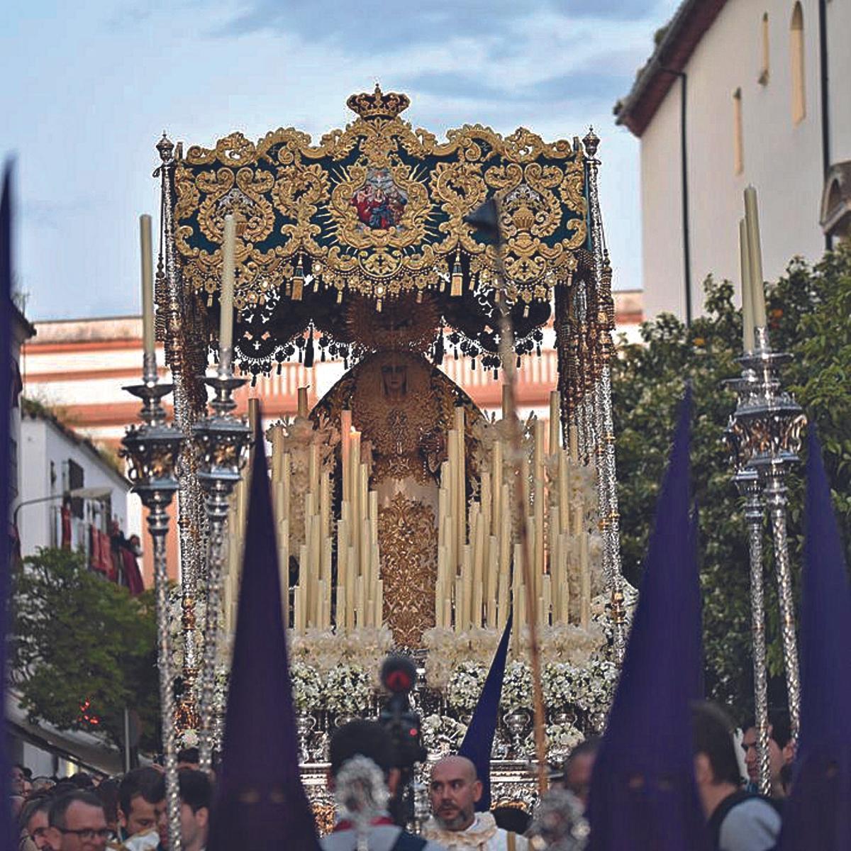 La Virgen de la Trinidad estrenará este año las bambalinas laterales de su palio realizadas por Jesús Rosado bajo el diseño de Rafael de Rueda.