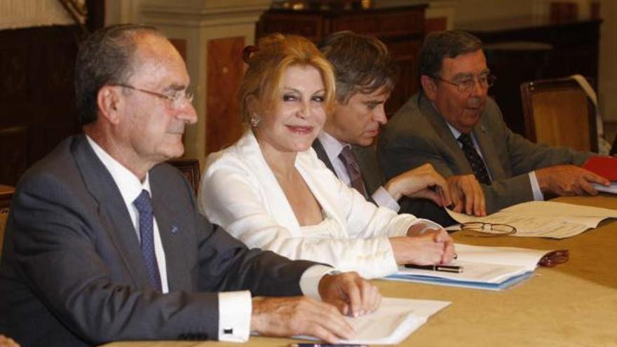 Carmen Cervera y Francisco de la Torre, durante una reunión mantenida en junio de 2010.