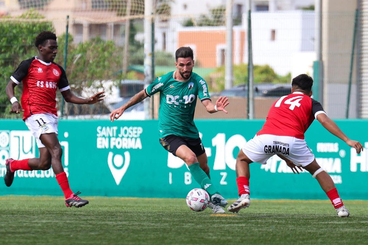 Imágenes de la derrota de la PE Sant Jordi por 1-2 ante el CD Migjorn
