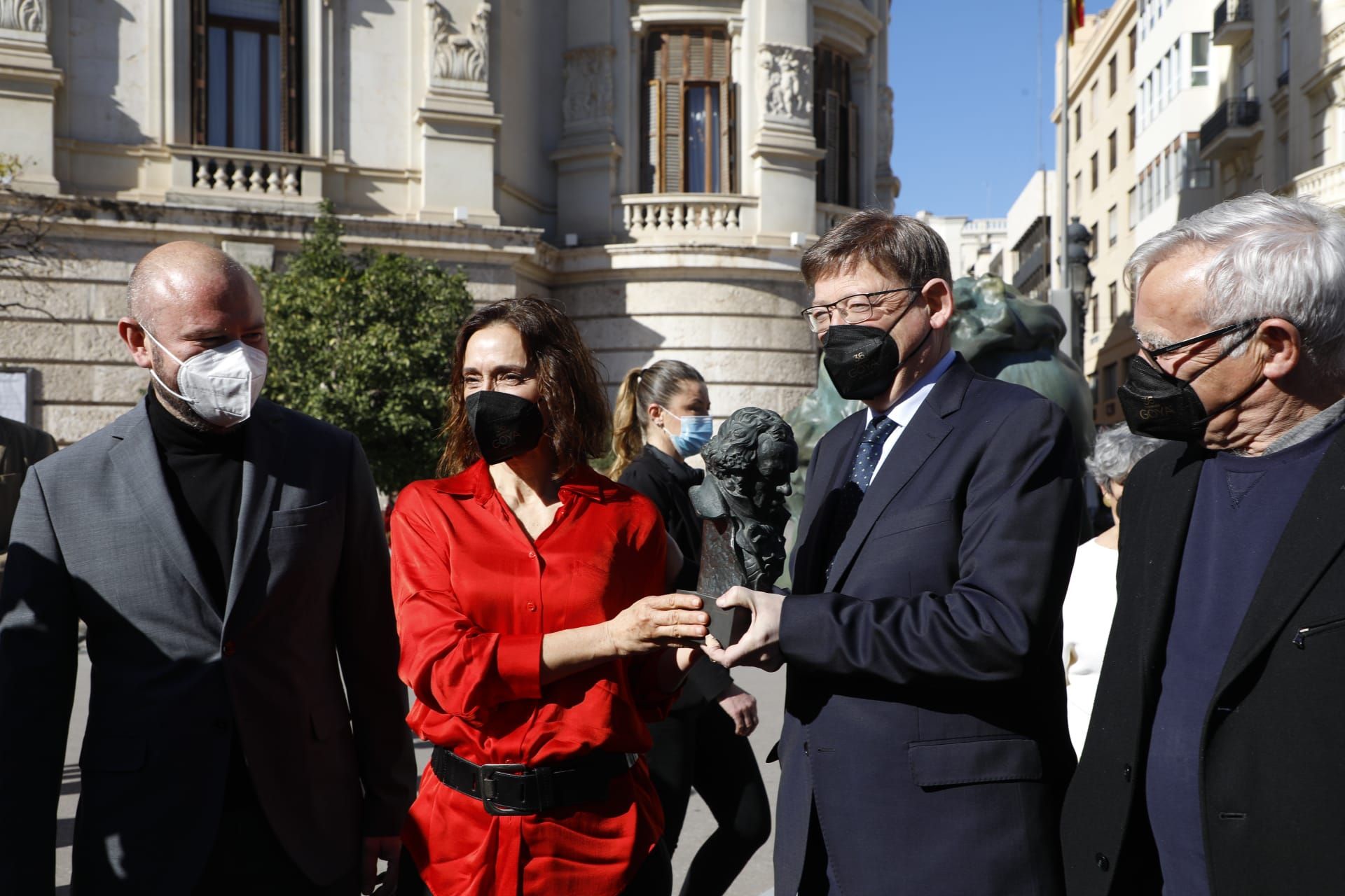 Valencia promociona la gala de los Goya con 12 estatuillas gigantes