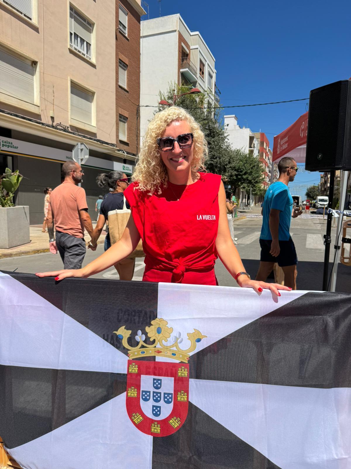 Trini Montañana, alcaldesa de Meliana, con la bandera de Ceuta en la Vuelta.