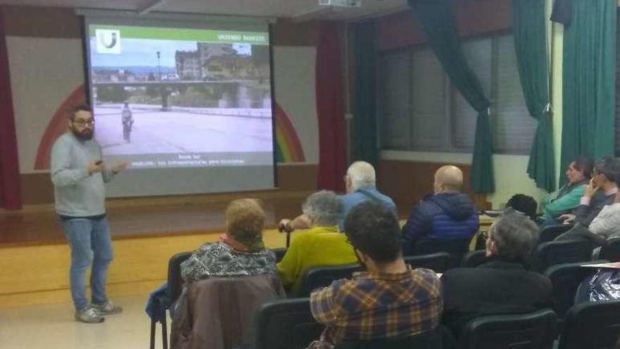 José Sánchez se dirige a los asistentes a la reunión de ayer.