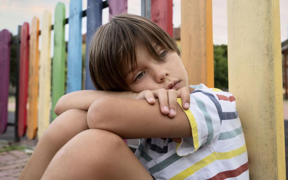 Un niño apático y pensativo. | |  FREEPIK