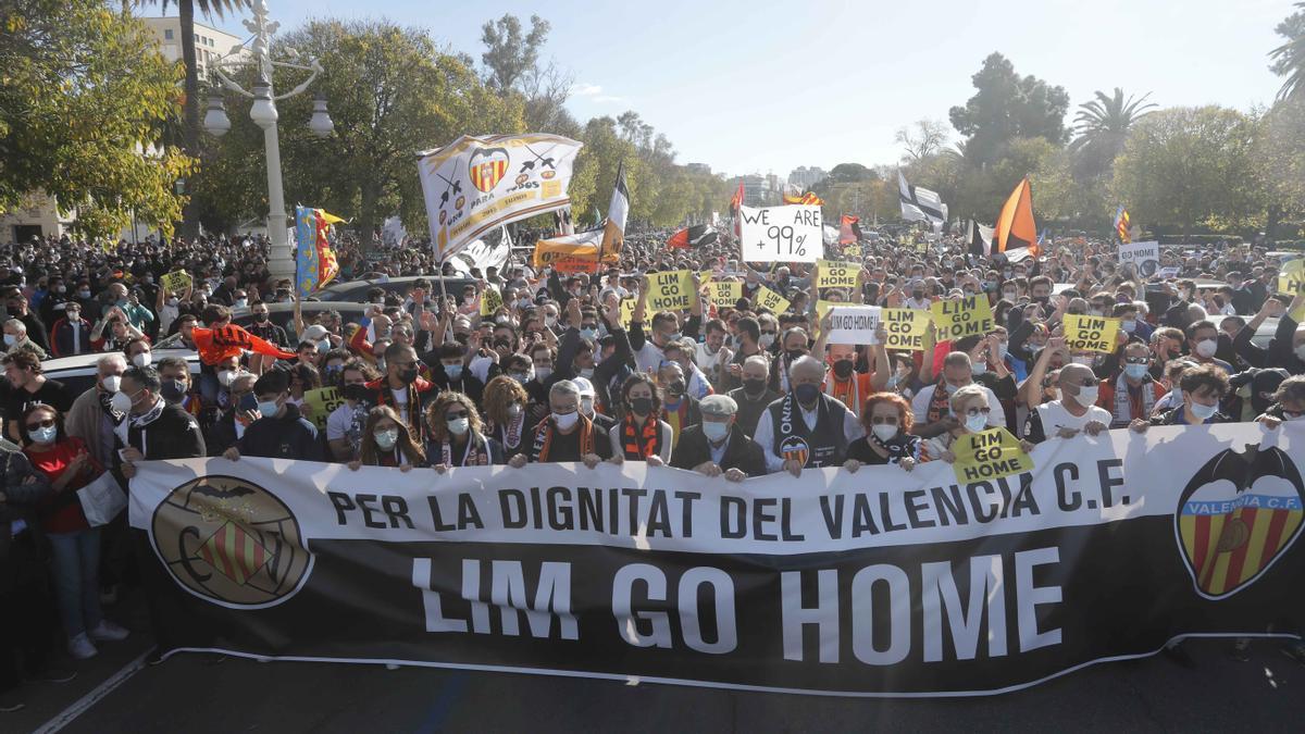Manifestación multitudinaria de valencianistas en contra de MERITON y su gestion al frente del Valencia CF . Peter Lim . Anil Murthy