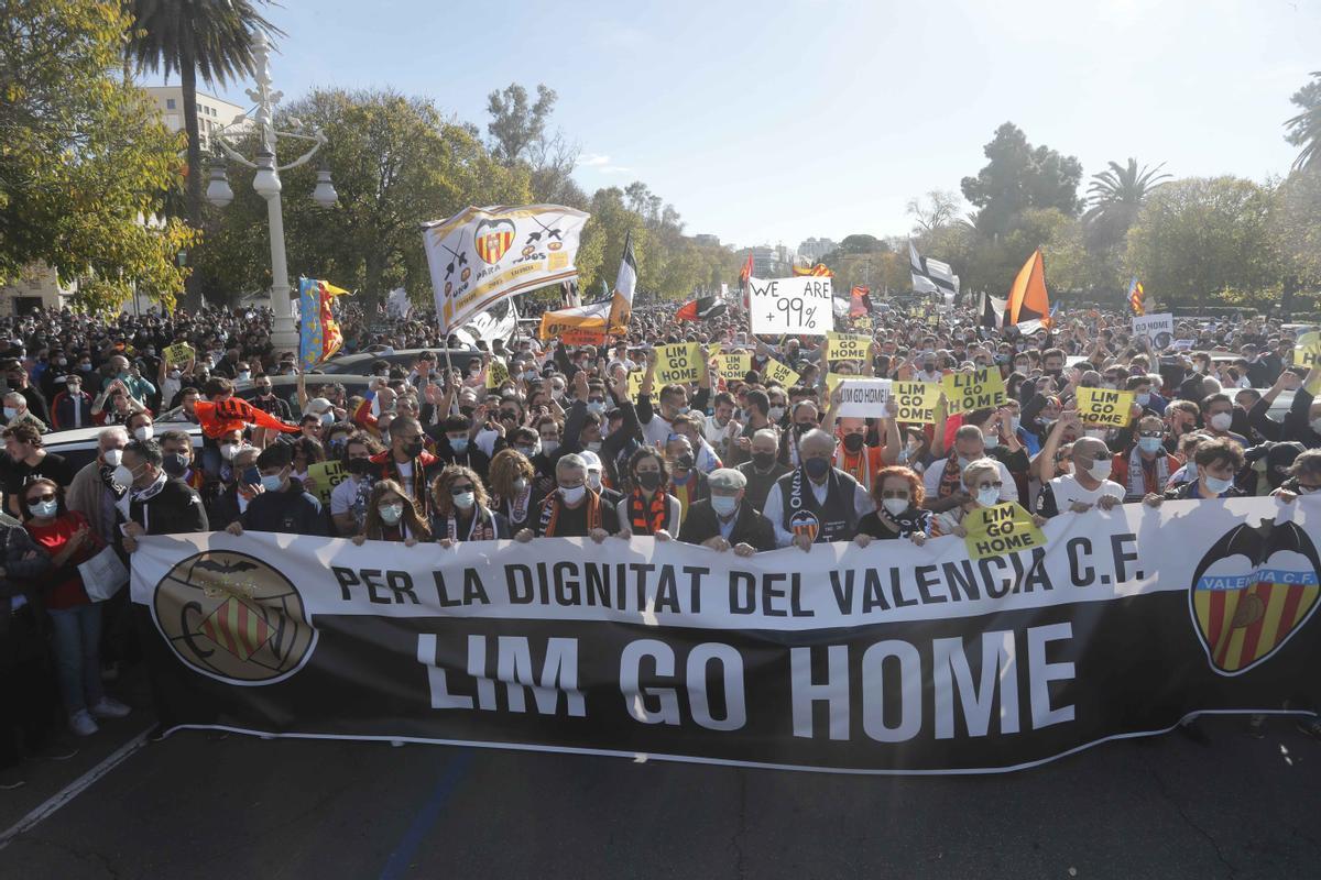 Manifestación multitudinaria de valencianistas en contra de MERITON y su gestion al frente del Valencia CF . Peter Lim . Anil Murthy