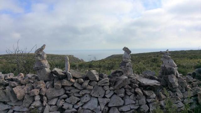 La dañina moda de amontonar piedras irrumpe en el Montgó