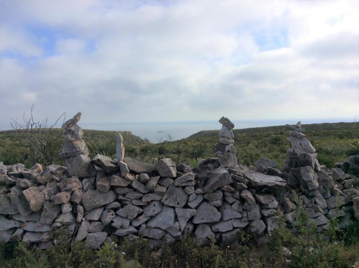 La dañina moda de amontonar piedras irrumpe en el Montgó