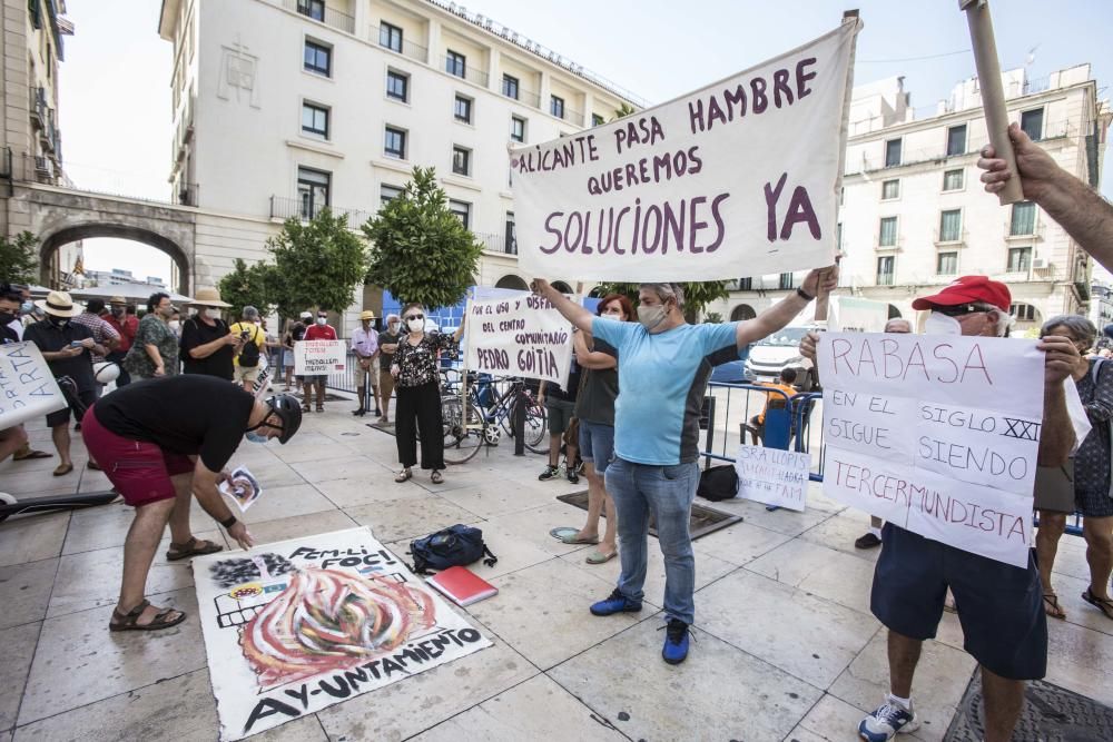 Vecinos de la Zona Norte piden la dimisión de Julia Lllopis.