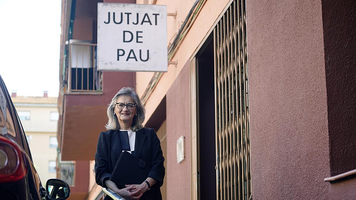 La jutgessa de pau de Salt o jueza de paz frente el Juzgado de paz Francesca Terron, en Salt La jutgessa de pau de Salt o jueza de paz frente el Juzgado de paz Francesca Terron, en Salt