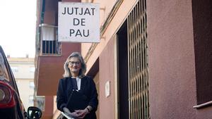 La  jutgessa de pau de Salt o jueza de paz frente el Juzgado de paz Francesca Terron, en Salt