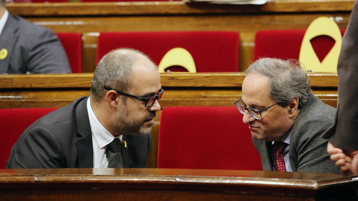 Miquel Buch y Quim Torra, en el Parlament.