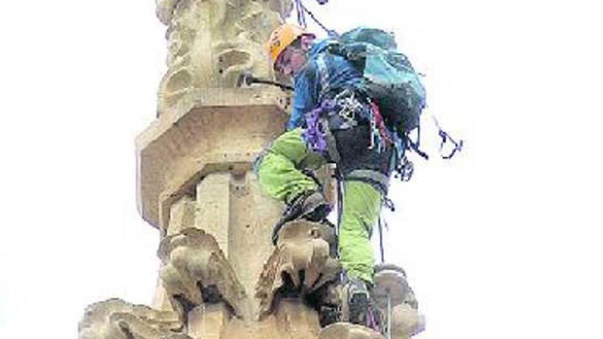 Eduardo de Deus, en su última subida a la torre, en 2009.