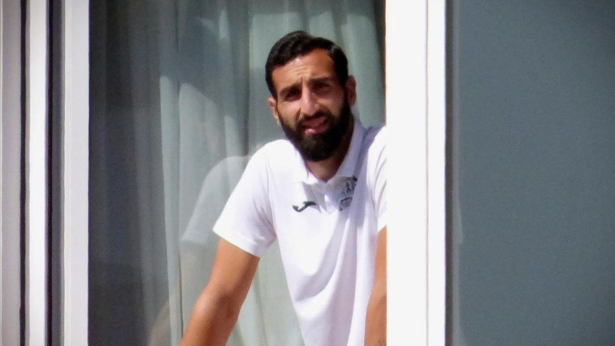 José Rodríguez, jugador del Fuenlabrada, asomado a una de las ventanas del hotel Finisterre donde están recluidos