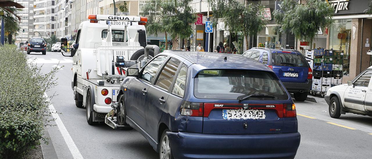 La grúa municipal se lleva un vehículo, en una imagen de archivo