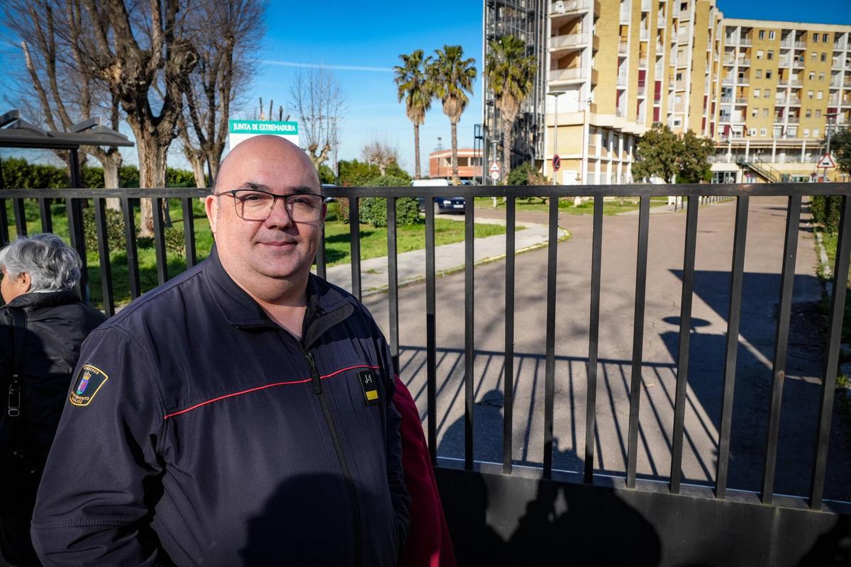 Jerónimo Hernández, suboficial de operaciones del parque de Bomberos de Badajoz, en la puerta de la residencia de La Granadilla en Badajoz.