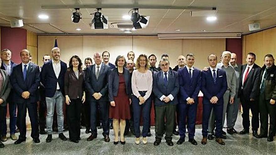 Fotografia de grup de la signatura de l&#039;acord amb representants de totes les parts