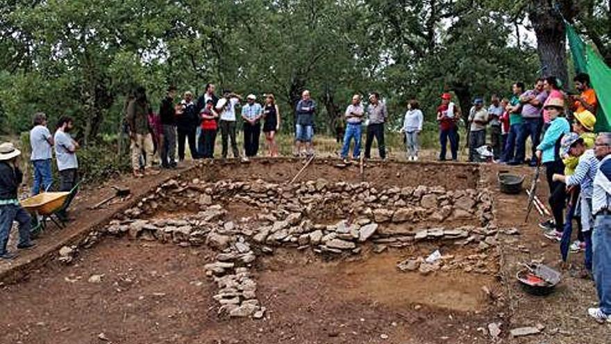 Asistentes a la jornada de puertas abiertas en el castro de la Encarnación de Mellanes