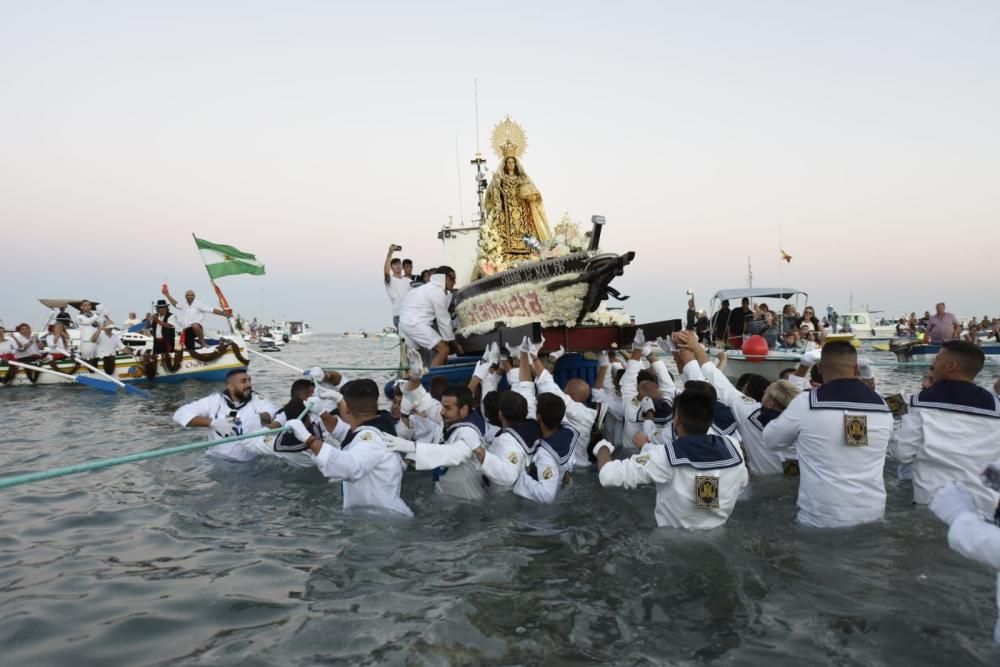 La Virgen del Carmen en Torremolinos, haciéndose a la mar.