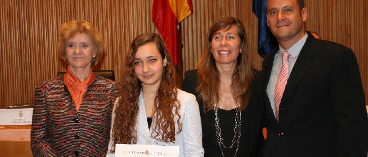 Daniela Lagunas, ayer con el diploma del premio, junto a Soledad Becerril, la diputada Alicia Sánchez Camacho y David Luis Casado, director del Colegio Nuryana