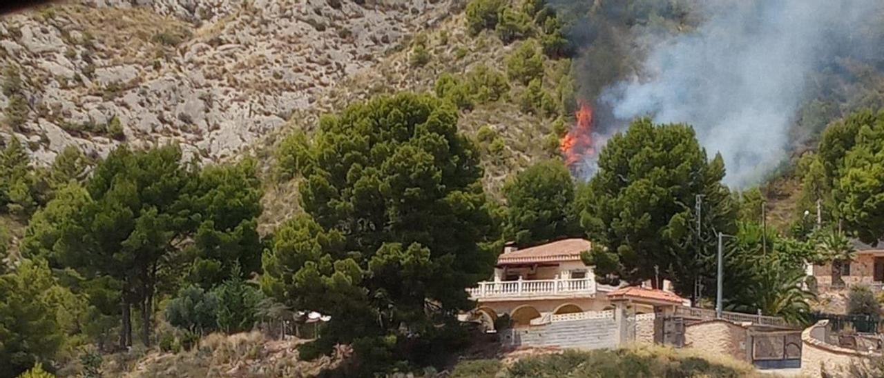 El fuego avanzando cerca de las casas de campo de la sierra del Caballo.