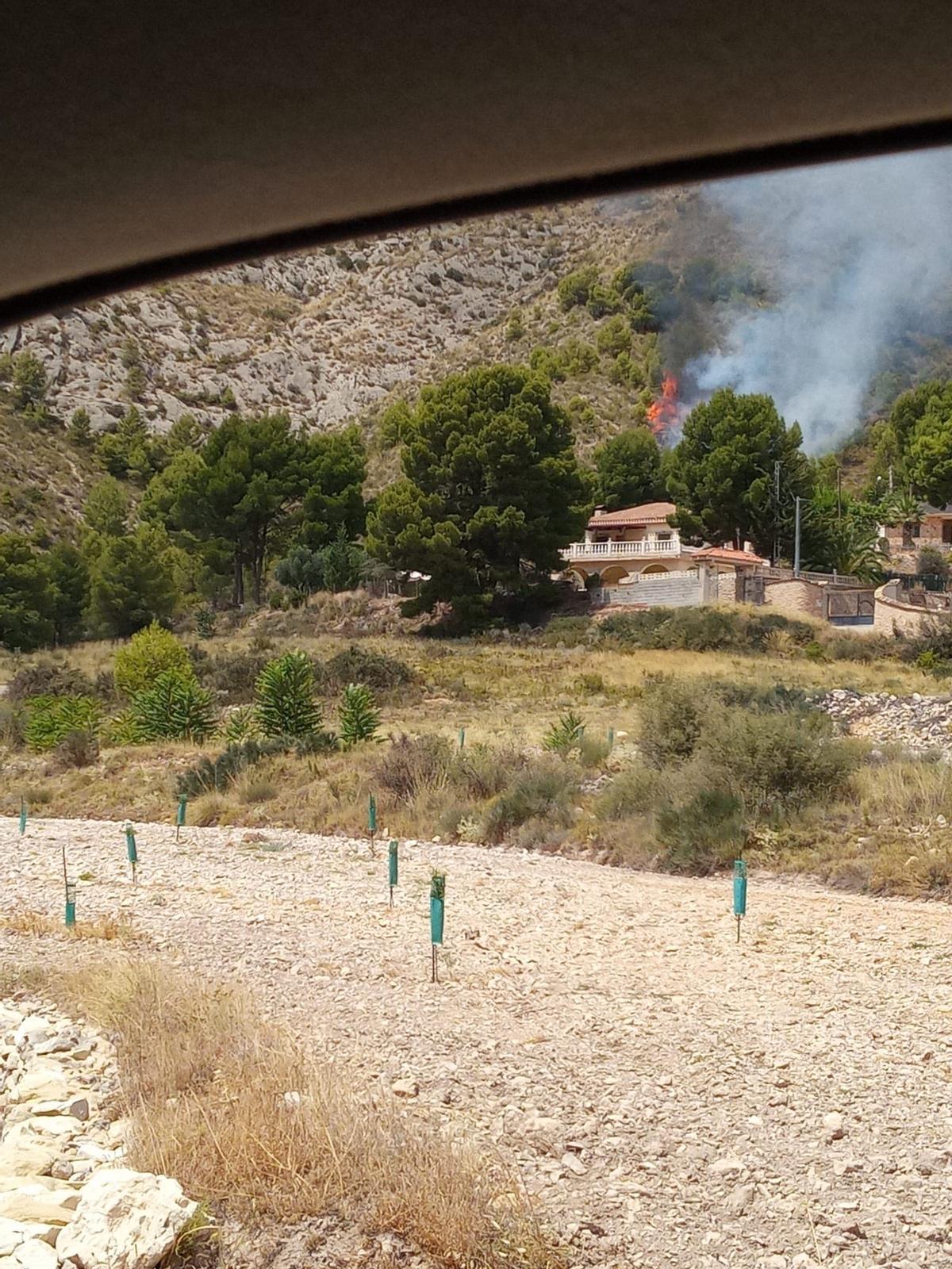 El fuego avanzando cerca de las casas de campo de la sierra del Caballo.