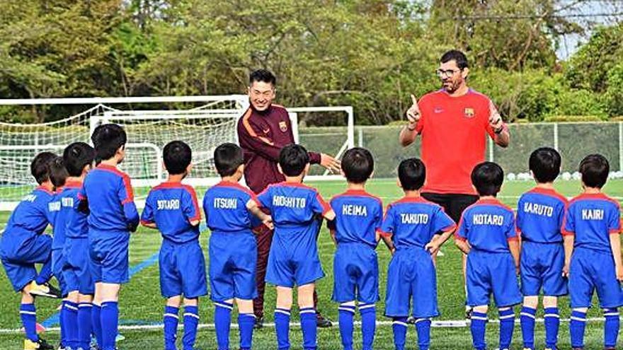 Edu Urdiales dirigint-se als nens de l&#039;Acadèmia del Barça a Nara.