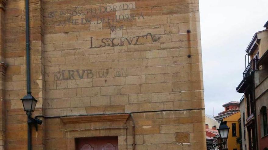 La banda de cornetas y tambores del Santísimo Cristo de la Piedad ante la fachada de San Isidoro el Real.