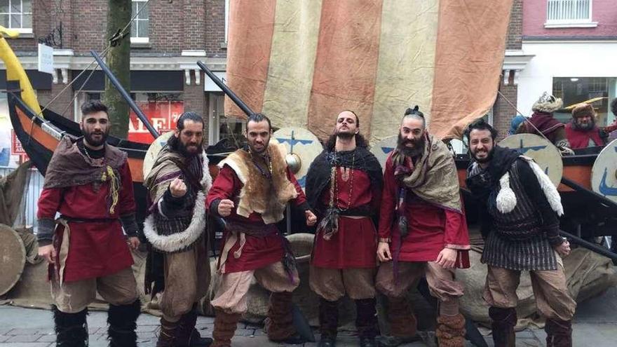 Vikingos de la compañía viguesa Troula, tras desembarcar en York (Inglaterra), el año pasado. // Troula