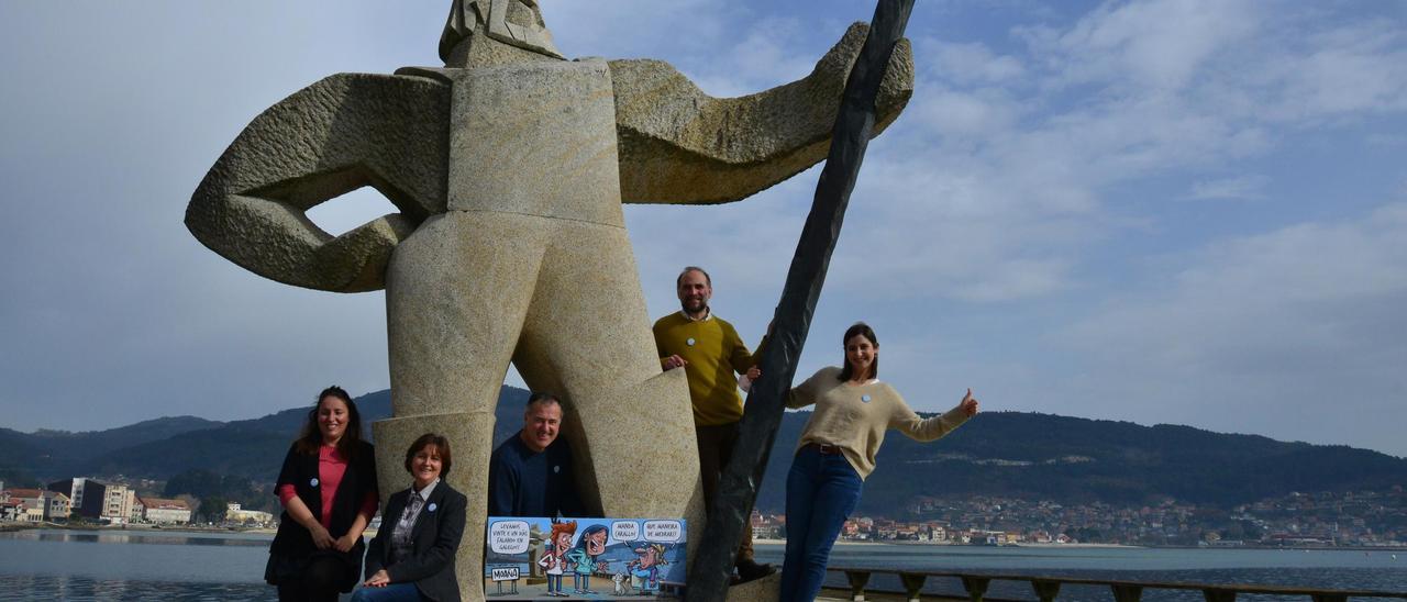 Concelleiros, a técnica de Normalización, a alcaldesa e Davila, xunto coa viñeta onte na estatua do Fisgón.   | GONZALO NÚÑEZ