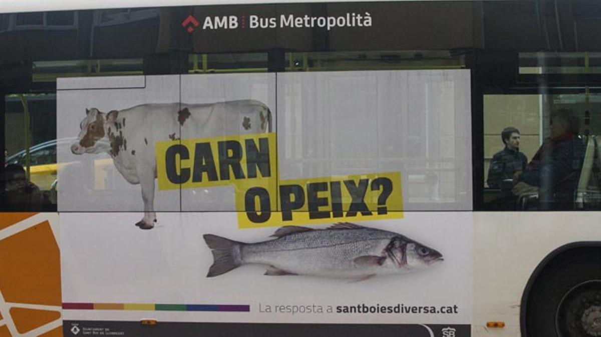 Uno de los autobuses municipales de Sant Boi, con lemas como ¿Carne o pescado?.